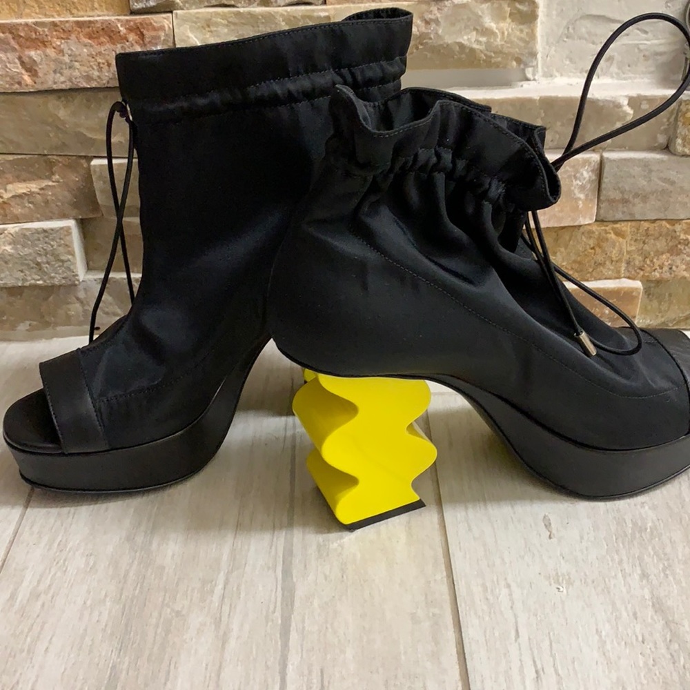 IRI women’s shoes NYC on the yellow heel.(size-37)